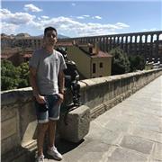 Profesor con experiencia de 15 años jugando a tenis